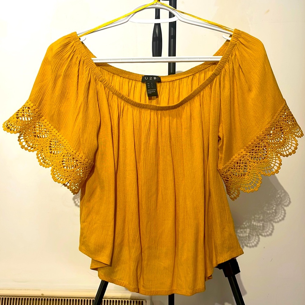 Low shoulder top